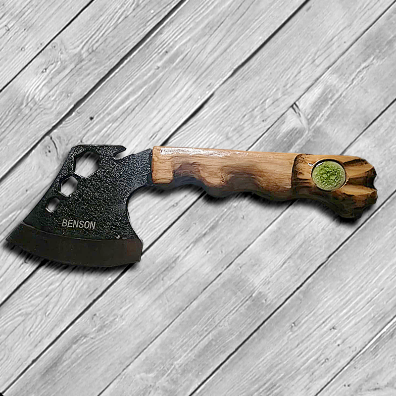 Beil mit verziertem Holzgriff